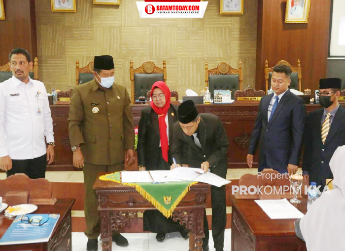 Wakil Ketua I DPRD Anambas, Syamsil Umri saat menandatangani draft Ranperda APBD 2023 Anambas